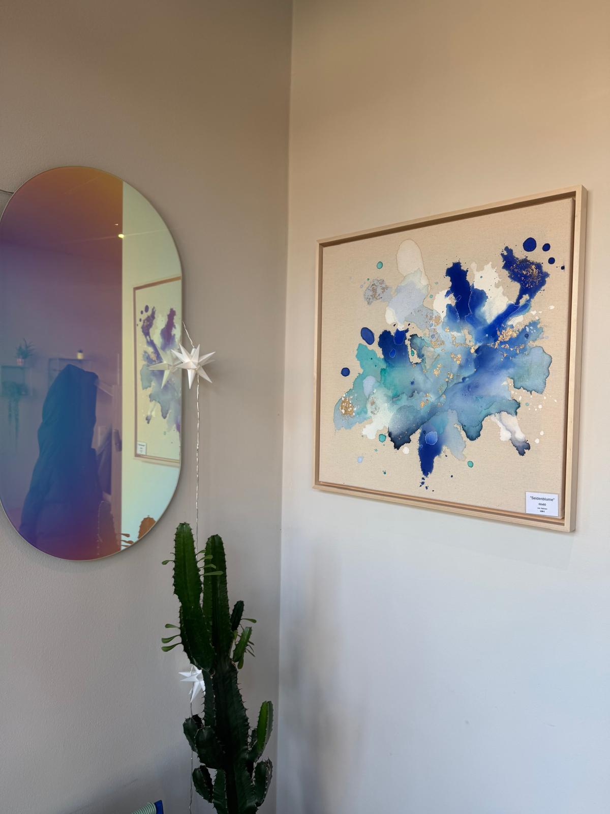 Seidenblume, 2025, Acryl und Gold auf roher Baumwollleinwand
